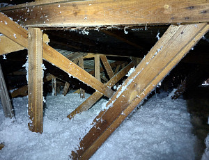 Zateplení stropu ubytovny pomocí foukané izolace